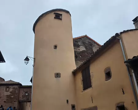 081 Dans le village de Combret.