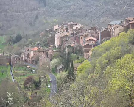 085 Village de Combret. Petite cité de caractère construite sur un éperon rocheux.