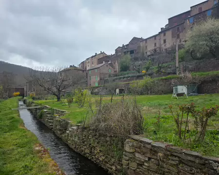 086 Le moulin (au fond) et son canal. Aujourd'hui désaffecté, le moulin s'est transformé en maison d'habitation.