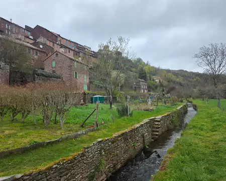 087 Le canal assure l'alimentation en eau des petits jardins potagers qui bordent toute sa longueur.