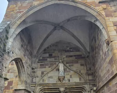 090 Collégiale Saint-Sernin à Saint-Sernin-sur-Rance : portail sculpté.