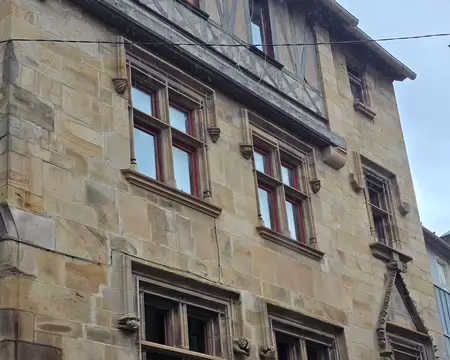 093 Belle demeure renaissance aux fenêtres à meneaux.