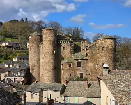 095 Château de Coupiac construit dès le XVe siècle. Fermé à la visite.