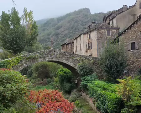112 Vieux pont d'inspiration romane à Brousse-le-Château sous la grisaille le 9 octobre 2025.