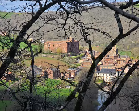126 Vue sur le village de Saint-Izaire.