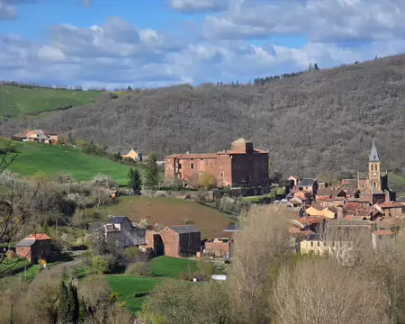 127 Château-forteresse, ancien siège d'une commanderie hospitalière. Édifié au XIVe siècle, il fut la résidence d'été des évêques de Vabres.
