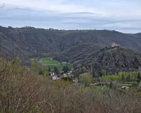 129 Sur sa route d'accés, un point de vue sur Ambialet permet d'apercevoir le prieuré sur la colline, but de la randonnée l'Ambialade.