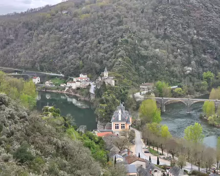 136 Depuis Notre-Dame de l'Auder, vue sur l'isthme le plus étroit d'Europe. A peine une douzaine de mètres sépare les deux rives du Tarn après un méandre de 3 km.