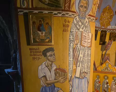 142 Nicolaï Greschny s'est représenté à l'âge de 24 ans tenant sa chapelle dans ses mains. Il est mort en 1985 à la Maurinié et repose dans sa chapelle.