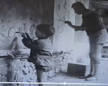 143 Michaël Greschny enfant en compagnie de son père. Photo tirée du reportage de Marie Martin et Frédéric Fraisse.