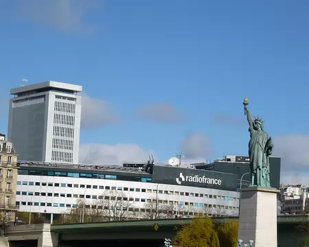 P1220624 Statue de la Liberté sur l'île aux Cygnes (1889) et la Maison de la Radio et de la Musique inaugurée en 1963