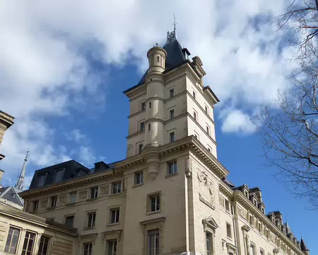 P1220658 Le tribunal correctionnel quai des Orfèvres et la flèche de la Sainte-Chapelle
