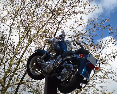P1220677 Moto de Johnny Halliday (1943-2017) devant l'Accor Arena Bercy