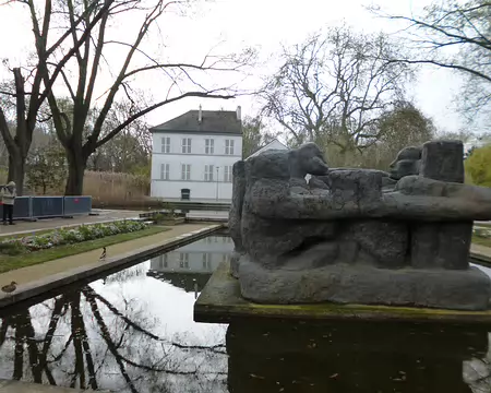 P1220679 La Maison du Lac dans le jardin romantique. Merci à Dominique pour cette traversée de Paris printanière.