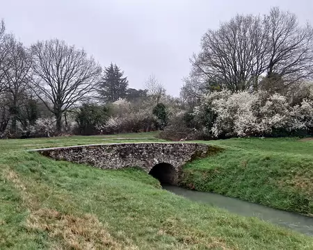 003 Petit pont au-dessus de la rigole du Lit de Rivière qui relie les différents étangs