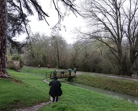 006 Descente vers la rigole du Lit de Rivière, en contrebas de l’étang des Noës