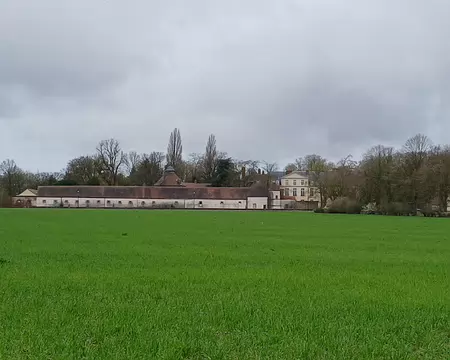016 Vue sur le château du Mesnil (XVIème siècle) et ses dépendances (Le Mesnil-le-Roi)