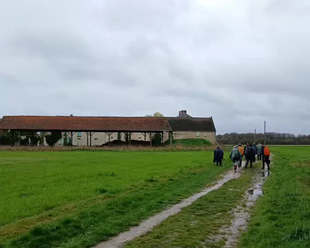 017 Dans la plaine, la ferme de Beaurain (XVIIème siècle), face au château du Mesnil