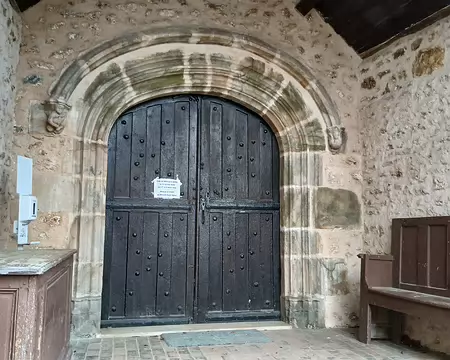 022 Le portail d’entrée de l’église Saint-Nom (XVIème siècle). Les culs de lampe représentent un joueur de cornemuse (à gauche) et une chimère (à droite)