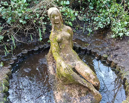 046 Statue (terre cuite) à la source de l’Yvette