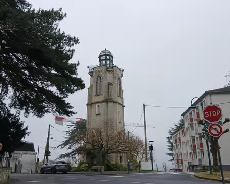 009 La Tour du Guet (23 m de haut) a été édifiée en 1840 au point culminant du village de Saint-Martin-du-Tertre (199 m). Elle abrite le syndicat d’initiative