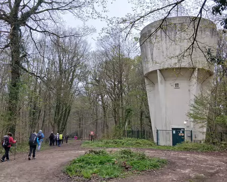 010 L’imposant château d’eau de Saint-Martin-du-Tertre