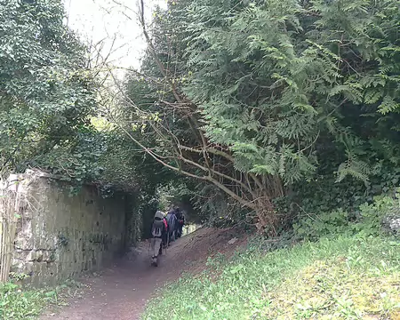 033 Sentier le long du mur d’enceinte du château de Touteville (propriété privée) à Asnières-sur-Oise, rue des Frileuses