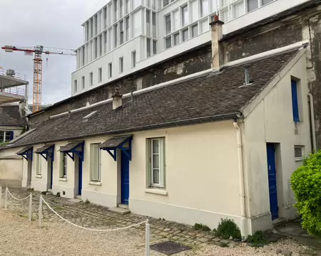 4 petites maisons (un mini béguinage ?) dans la cour d'entrée.
