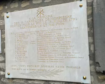 Plaque en mémoire des 16 carmélites de Compiègne, canonisées en 2024.