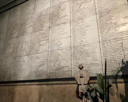 Les murs des transepts de la chapelle portent les noms des 1306 victimes de la guillotine de la place du Trône renversé.