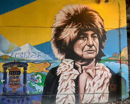 Pont sous le Bd Soult, des hommages à Alexandra David Néel, à proximité de l'arrêt du tram 3b à proximité.