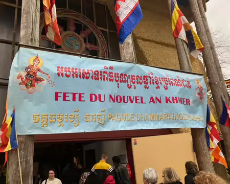 Quelle chance ! La grande pagode était ouverte. Elle renferme...
