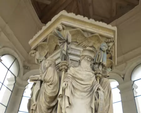 P1220843 ...représente sur ce calvaire les 6 prophètes de l'Ancien Testament