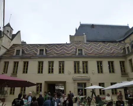 P1220862 Toit aux tuiles vernissées de l'Hôtel Filsjean de Mimande (début XVIIIè s.)