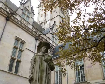 P1220883 Statue de Philippe le Bon (1396-1467) et la Tour Ph. le Bon (46 mètres) datant du XVè s.