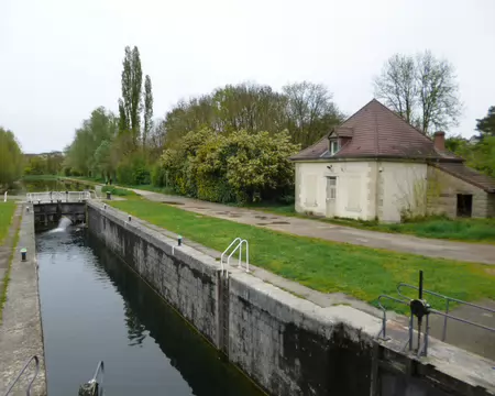 P1220924 Maison éclusière sur le Canal de Bourgogne