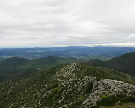 2026-04-12 09-57-17 Vue vers le Rocher des Vierges et le lac du Salagou.