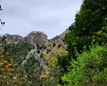 2026-04-12 16-03-10 Arrivée à Saint-Guilhem-le-Désert avec vue sur le château du Géant.
