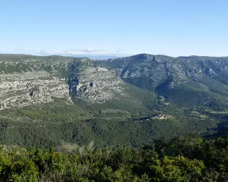 2026-04-14 08-59-14 Vue sur Pégairolles-de-Buèges et vers le cirque de la Séranne avec Peyre Martine (782m).