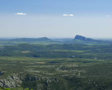 2026-04-14 13-34-47 Zoom sur l'Hortus (512m) et le Pic Saint-Loup (658m).