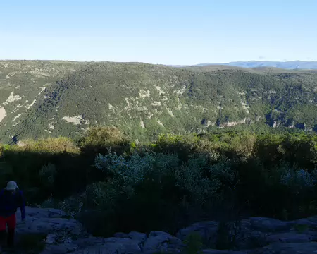 2026-04-16 08-27-46 Montée au dessus de la combre de la Coupette avec le causse de Blandas en arrière plan.