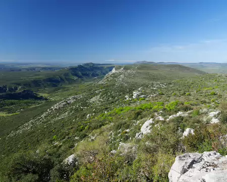 2026-04-16 09-51-15 Vue sur la vallée de la Buèges, la montagne de la Séranne et vers les Pyrénées enneigées.