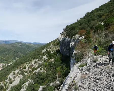 2026-04-17 12-07-02 Descente le long de la barre en suivant les points verts dispersés dans la végétation.