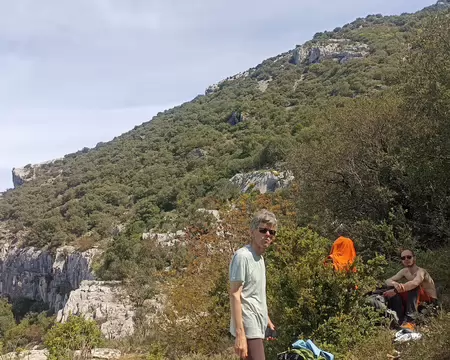 2026-04-17 12-16-52 Une pause à la jonction avec le PR, avant de franchir le Pas de Madame.