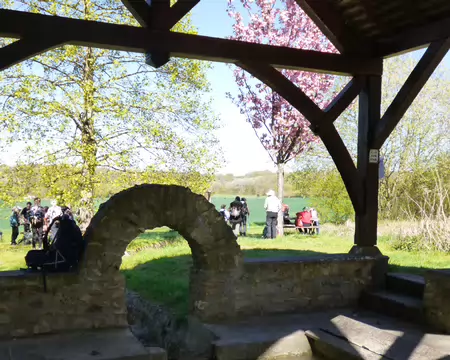 P1220787 ...son aire de pique-nique et le lavoir