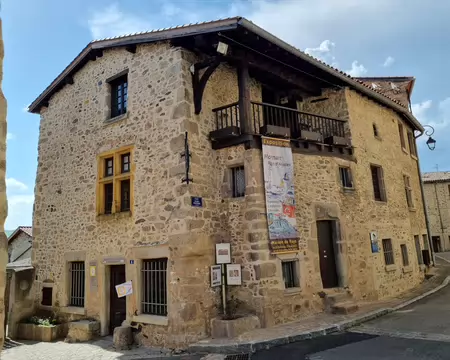 008 Maison de Pays. Cette maison remontant au XVe siècle, agrandie et modifiée au XVIIIe siècle fut achetée par la commune de Mornant en 1987.