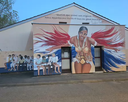 009 Fresque de Joséphine Baker conçue par l'artiste mornantaise Élodie Iwanski Domaine. Elle a été la cible de tags racistes par 2 fois en 2025. Cette fresque me...