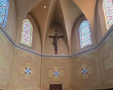 011 C'est une église en croix à une seule nef et avec deux chapelles collatérales.