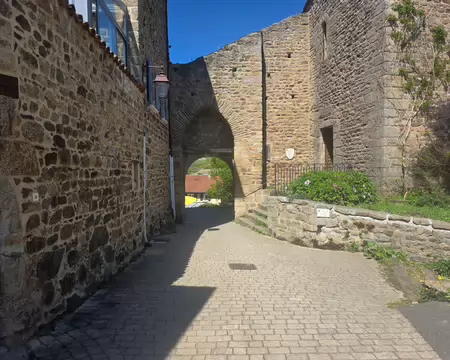 039 L'entrée de la chapelle et la porte Nord.