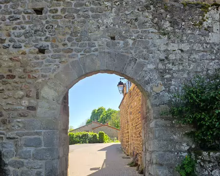 043 La porte Nord donnait accès au chemin central qui traversait le village du Nord au Sud. Elle est haute de 3m et large de 2,40m.